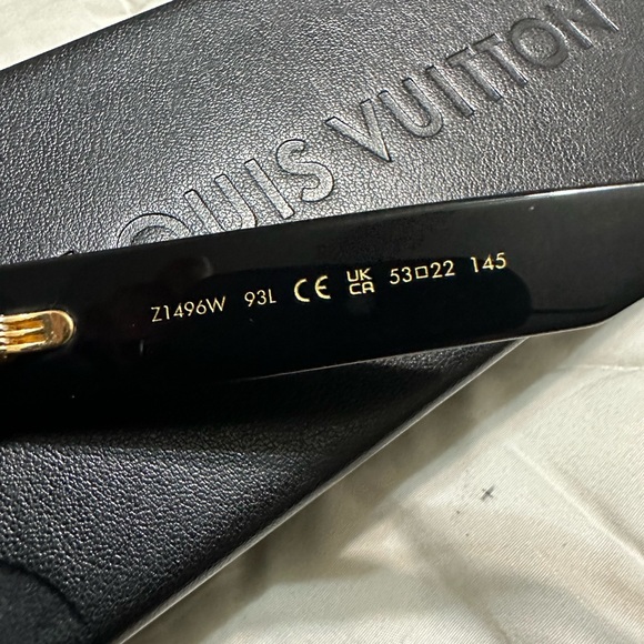 New Authentic 100% Q
Z1496E
IV Escape Square
Sunglasses - Picture 14 of 16